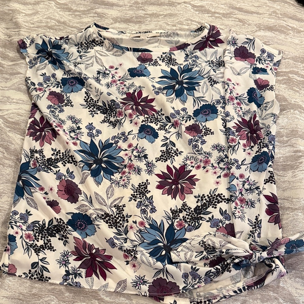 Loft Floral Tie-Hem Women’s Top in White with Blue & Plum Flowers (large)